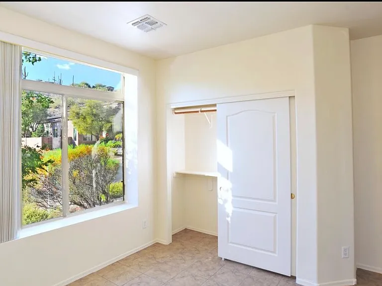 4232 N Sunset Cliff Dr — Photo 2