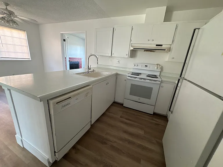 144 Brophy St — Photo 8