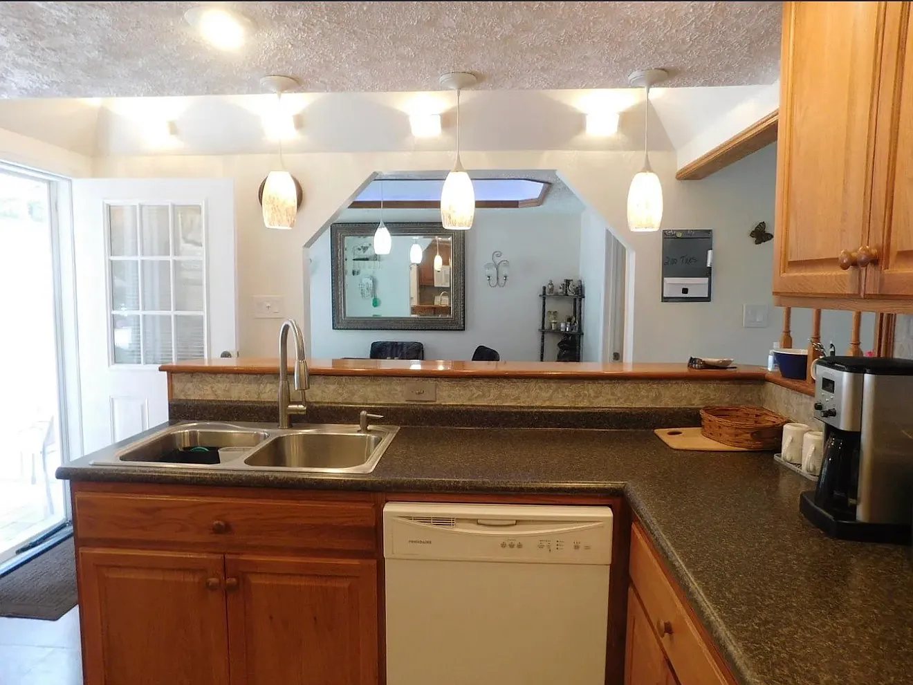 3 bed, 1326 sqft, $1,900 — Photo 2