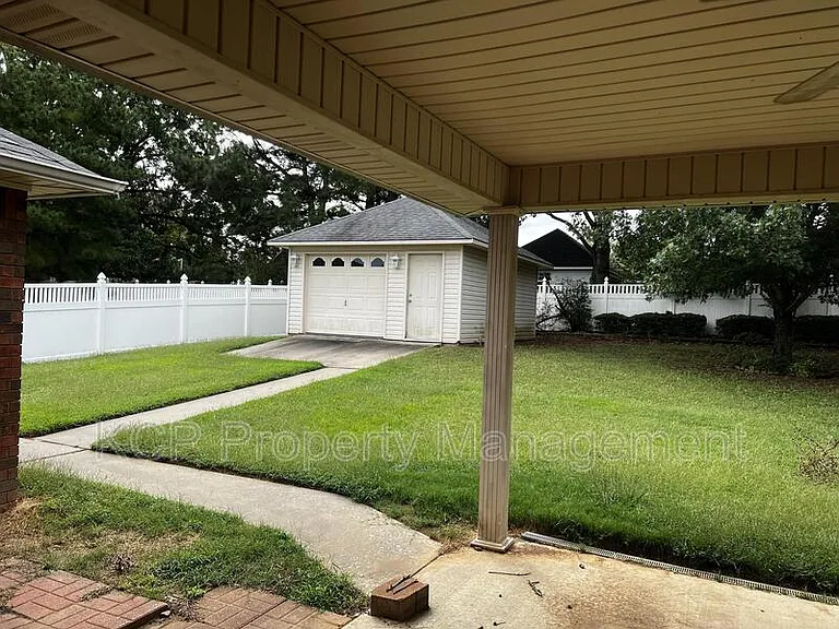 2109 Barrington Dr — Photo 32