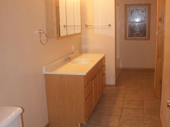 4th image of 616 Hillsdale St