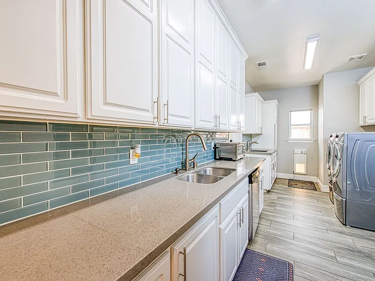 10234 N Rowell Ave — Photo 15