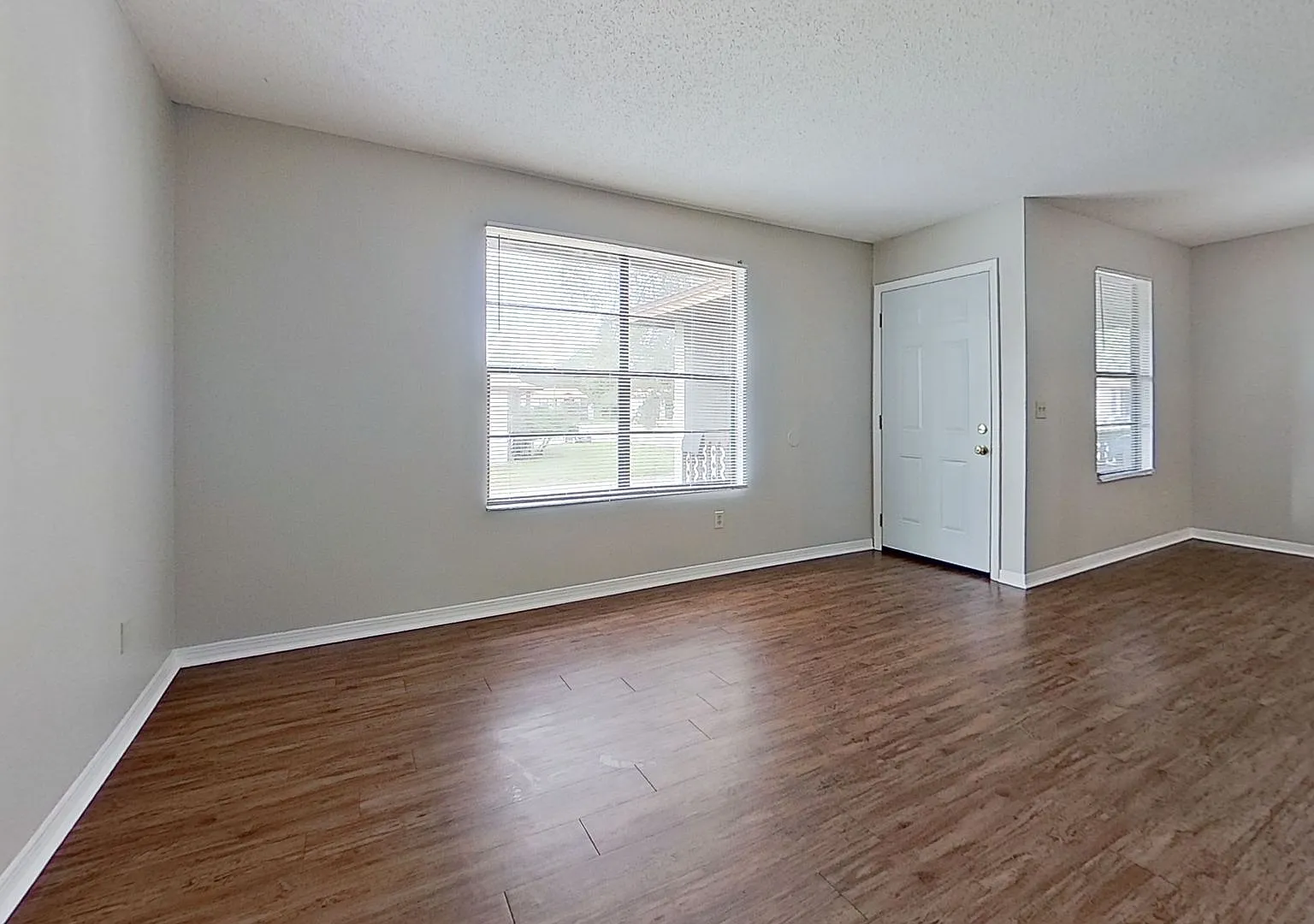 Beautiful Upstairs 2 bedroom 1 1/2 bath Apartment in Orange Park.! — Photo 3