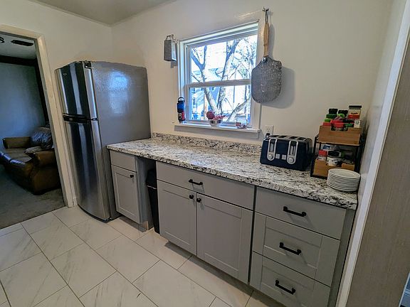 3rd image of 2445 Kennon Ave #A