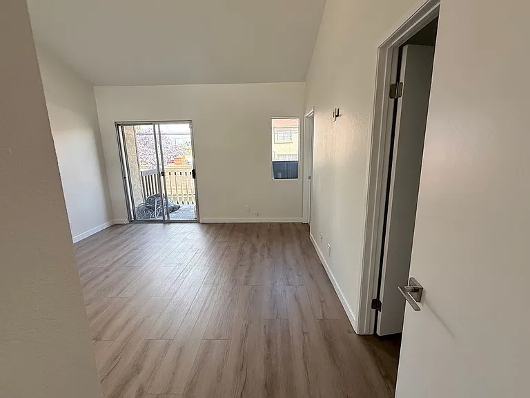 14700 Berendo Ave #2 — Photo 18
