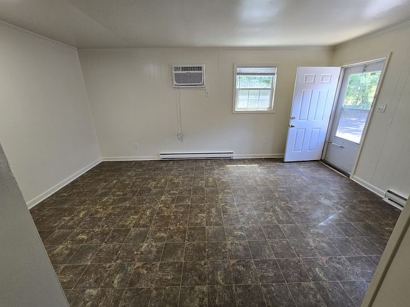 3rd image of 6101 Strathmore Rd #101