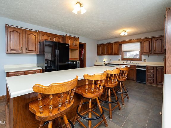 5th image of 134 Southgate Dr