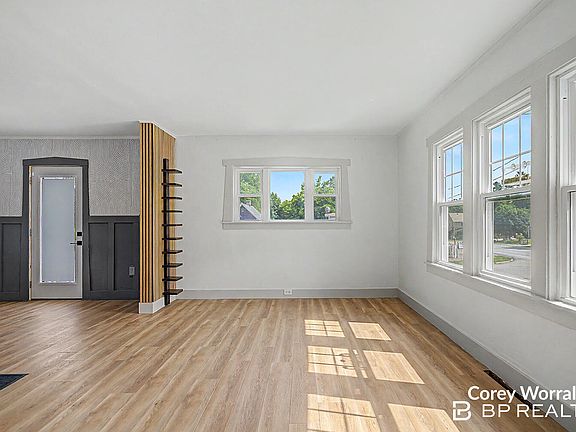 3rd image of 2941 Coit Ave NE