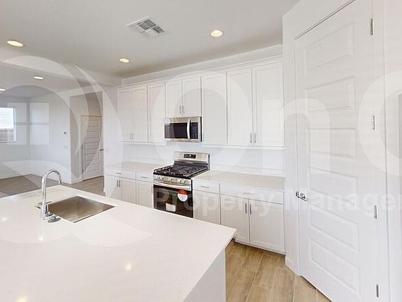 4th image of 2865 E Frontiersman Ln