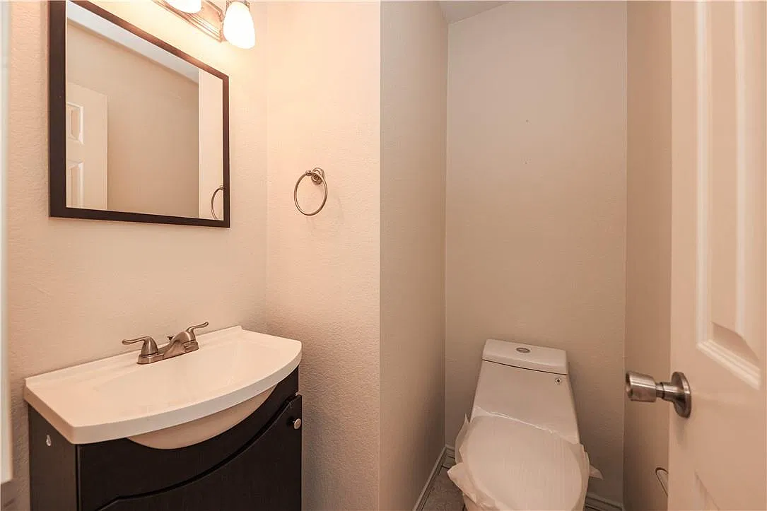 3 bed, 2.5 bath, 1459 sqft, $2,100 — Photo 4