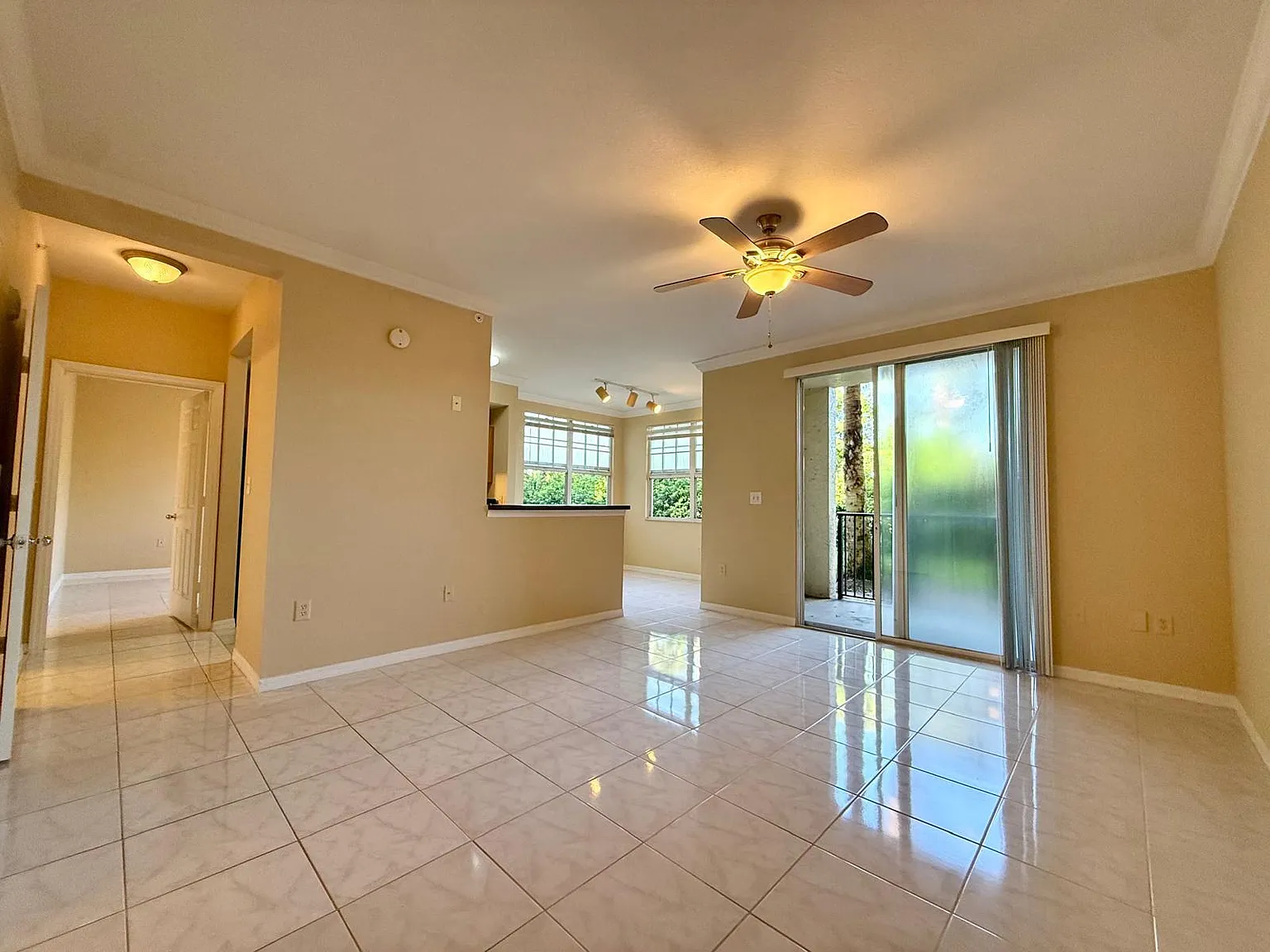 1 bed, 1.0 bath, 835 sqft, $1,900 — Photo 2