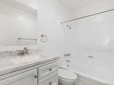 6535 Haskell Ave — Photo 11