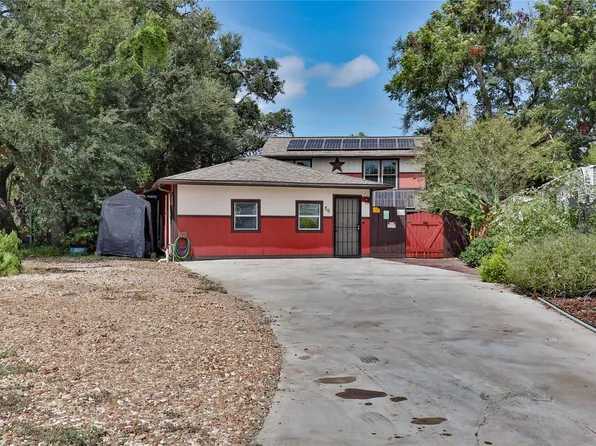 56 Leeder Ct, Lake Jackson, TX 77566