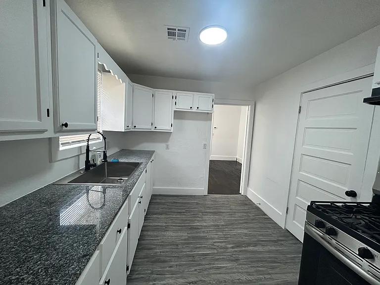 700 NE 6th St — Photo 17