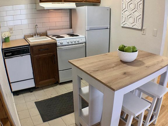 Large Island with Seating