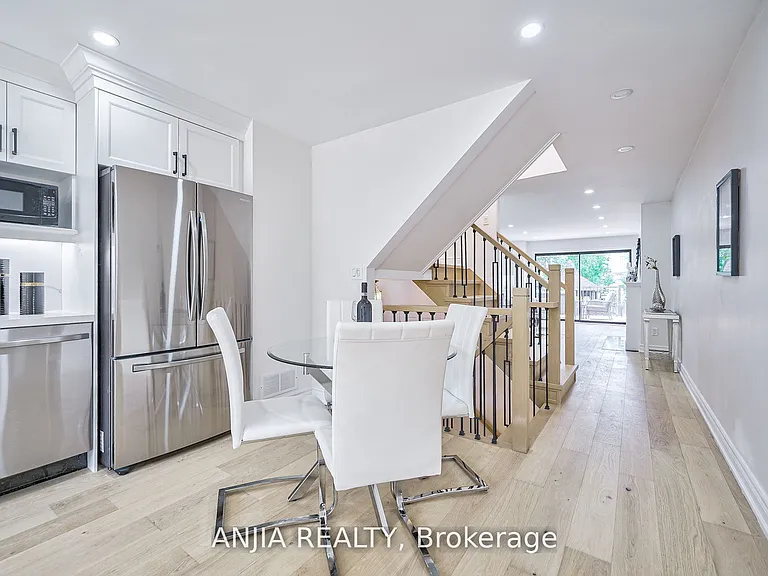 322 Hillsdale Ave E — Photo 6