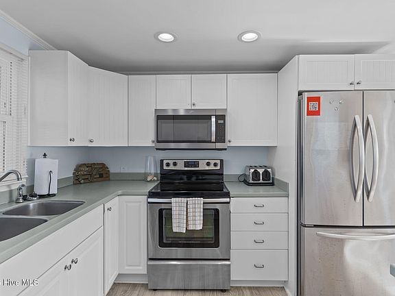 4th image of 3225 E Beach Drive