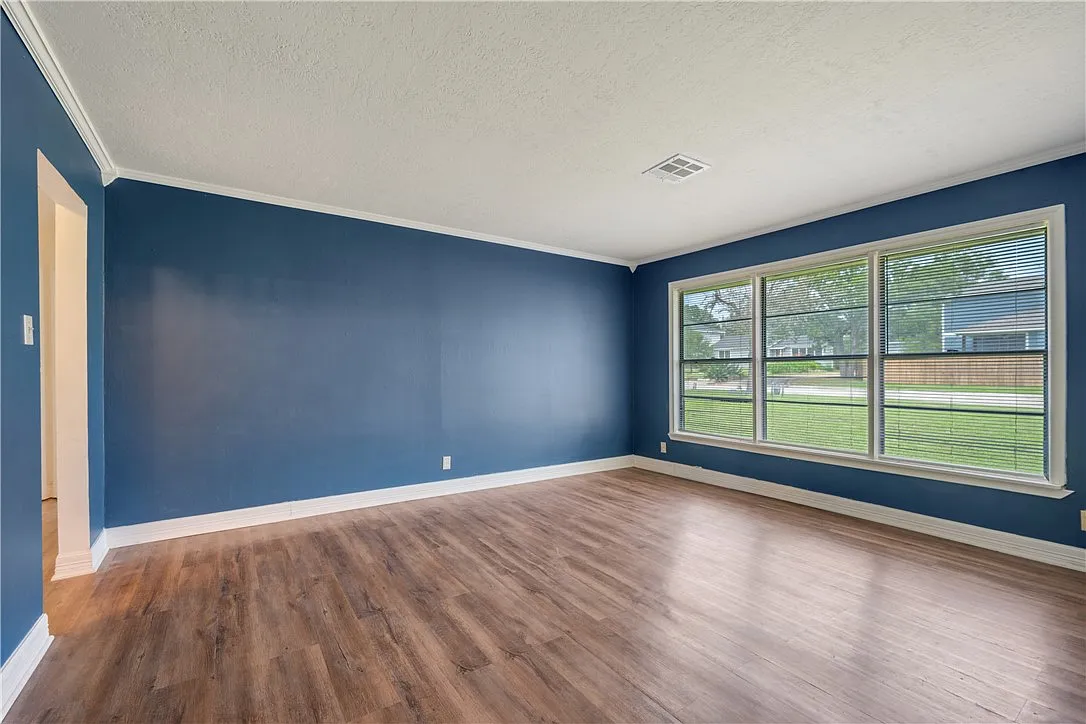 4 bed, 2.0 bath, 2064 sqft, $2,000 — Photo 3