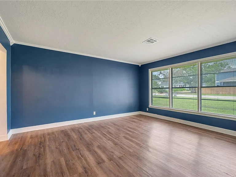 318 Fairway Dr — Photo 3