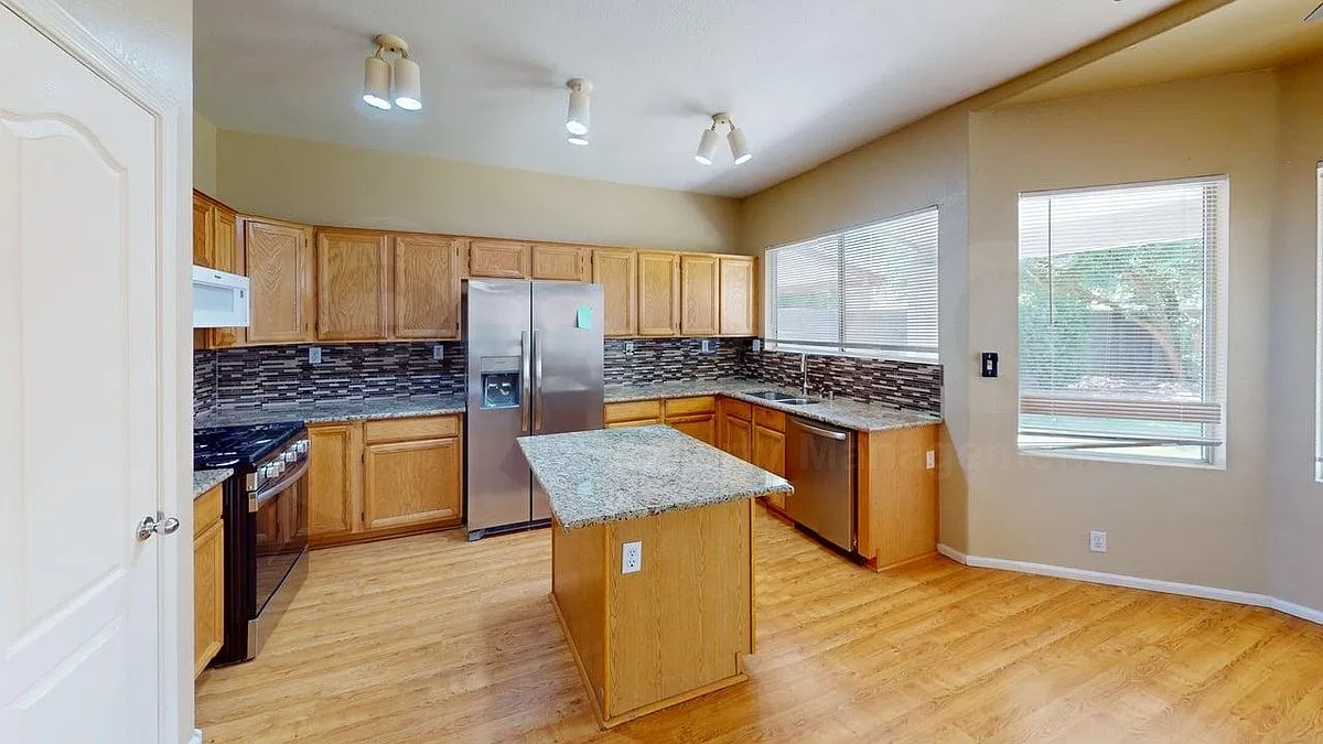 4 bed, 2.5 bath, 2087 sqft, $2,499 — Photo 4