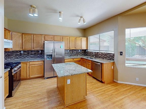 4th image of 1153 W Elgin St