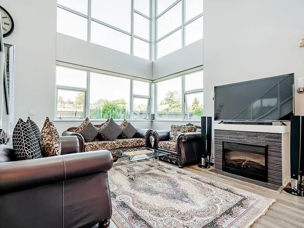 2225 Holdom Ave #304, Burnaby, BC V5B 0A1