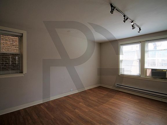 5th image of 532 W Aldine Ave #206