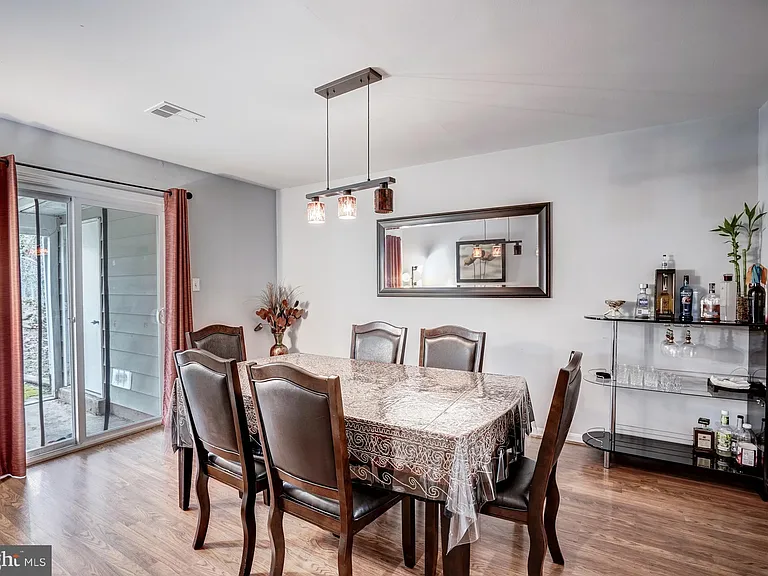 206 Summers Ct — Photo 6
