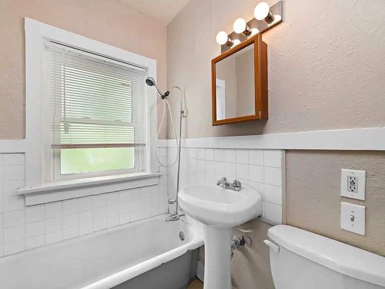 901 E Linwood Blvd — Photo 13
