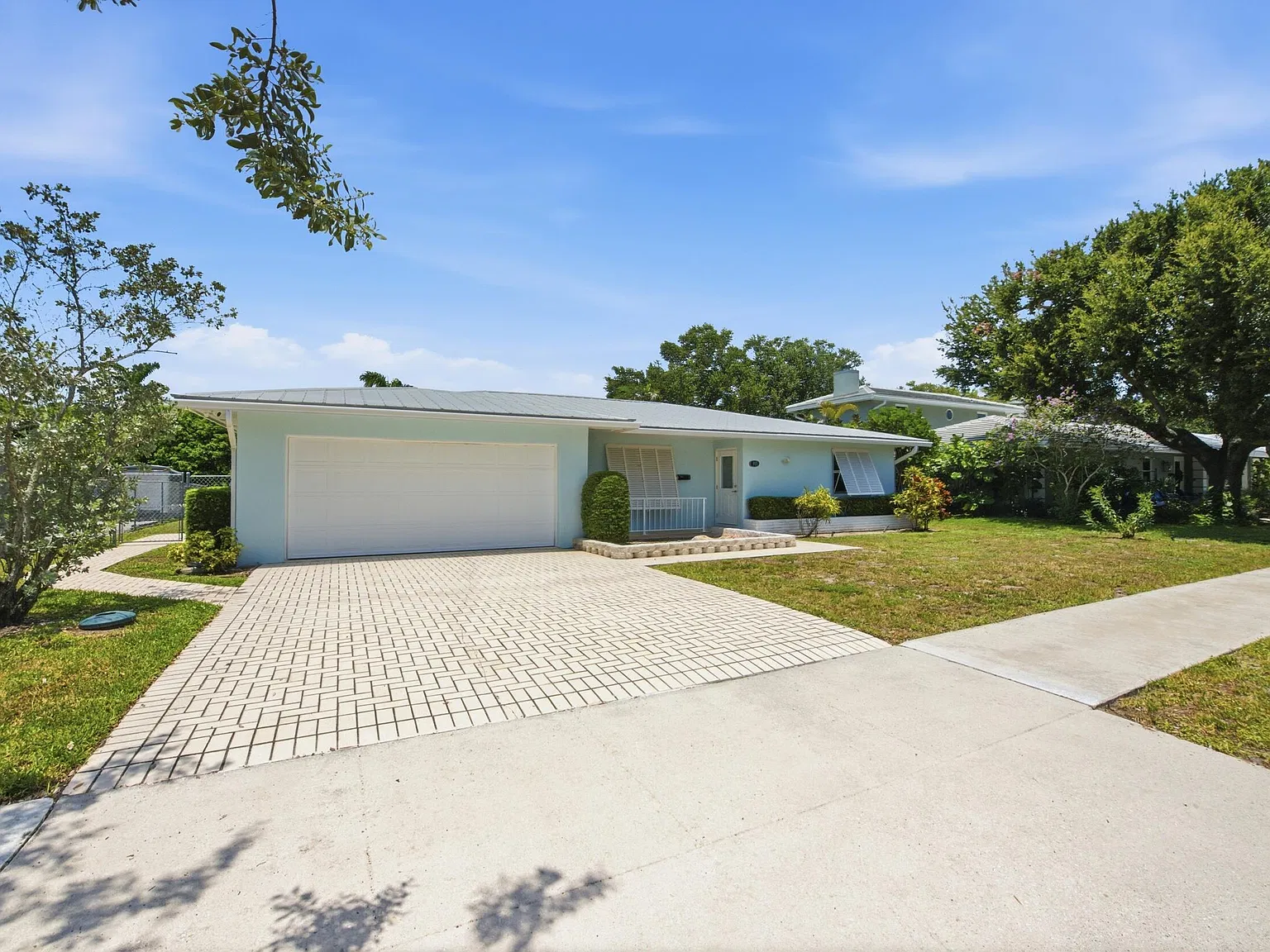 3 bed, 2.0 bath, 1733 sqft, $4,350 — Photo 3