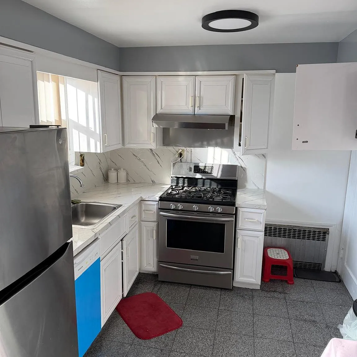 4 bed, 2.0 bath, 1400 sqft, $4,300 — Photo 4