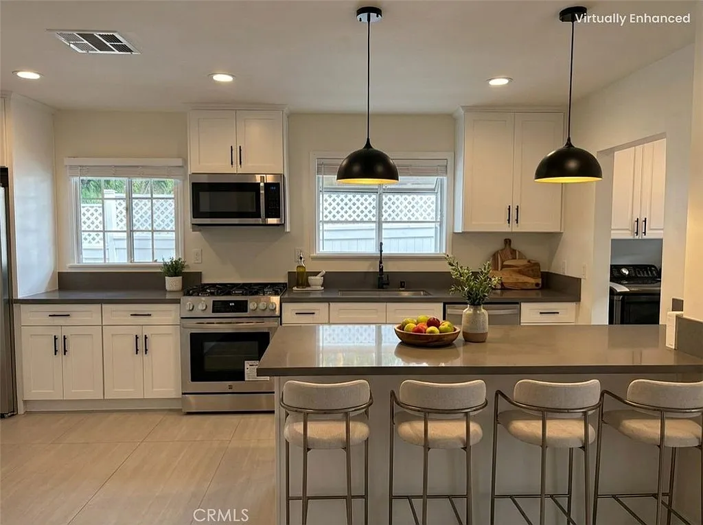 4 bed, 1900 sqft, $4,995 — Photo 2