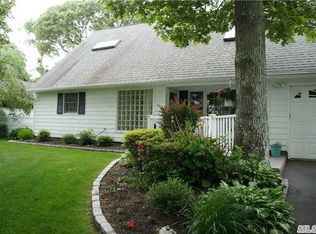 174 Holiday Blvd, Center Moriches, NY 11934