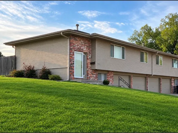 5128 Oaks Ln, Omaha, NE 68137