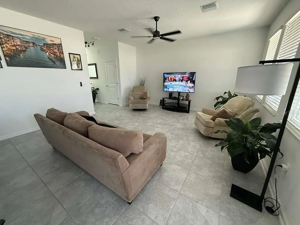 4 bed, 3.0 bath, 2357 sqft, $2,650 — Photo 3