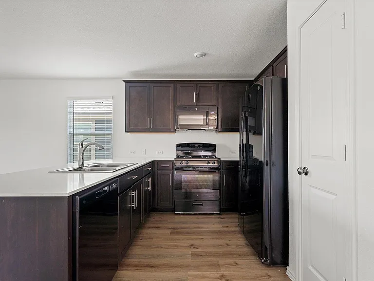905 Powell St — Photo 11