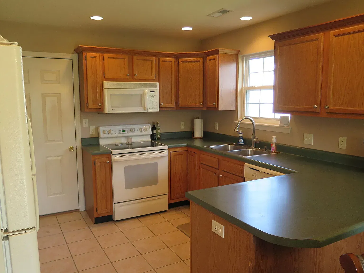 3 bed, 1262 sqft, $1,900 — Photo 4