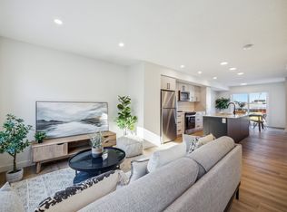 40 Dawson Wharf Mount, Chestermere, AB T1X 2X5