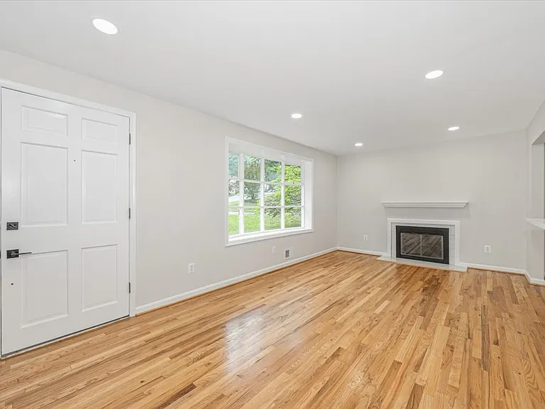 8624 Parliament Dr — Photo 17
