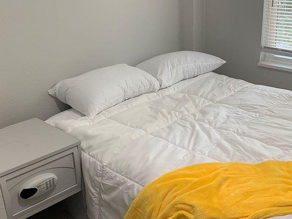 5th image of 910 Governors Ave #13820694