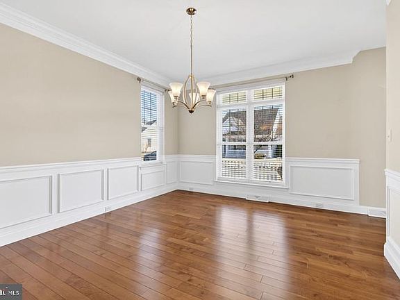 4th image of 617 Dorset St