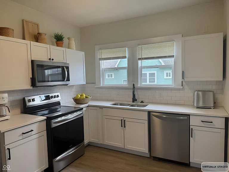 4040 N College Ave — Photo 2
