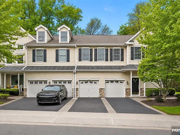 25 Woods Edge Rd, Old Tappan, NJ 07675