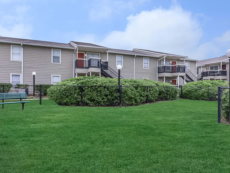 Royal Wildewood Manor Apartments — Photo 10