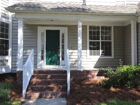 3rd image of 91 Hollingwood Dr