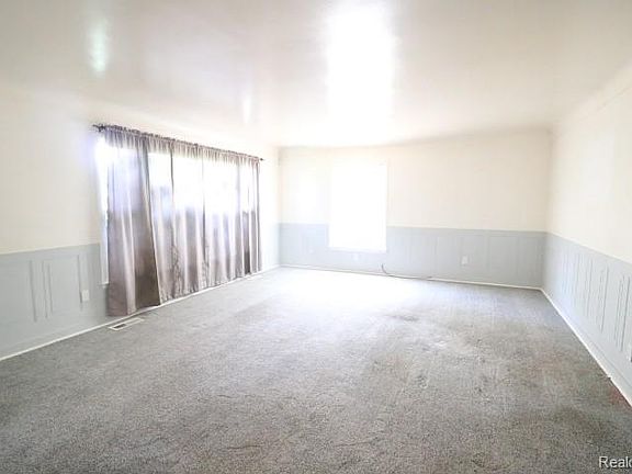 5th image of 1404 S Graham Rd