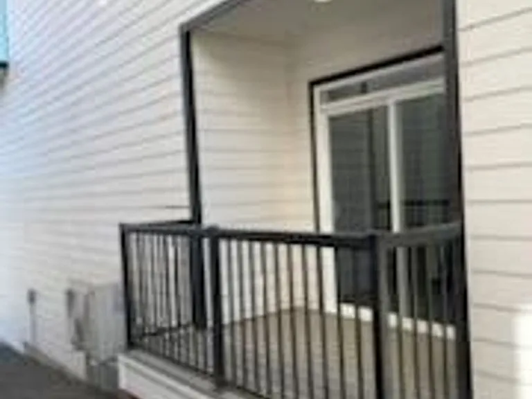 Modern design 3 bed, 2.5 bath duplex Available July 10th! — Photo 5