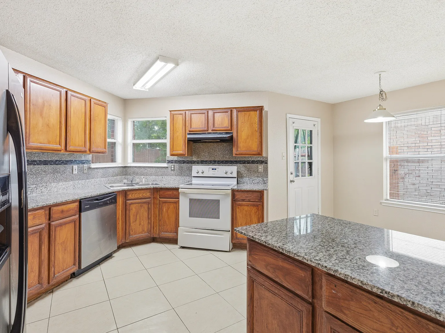 4 bed, 1744 sqft, $2,300 — Photo 3