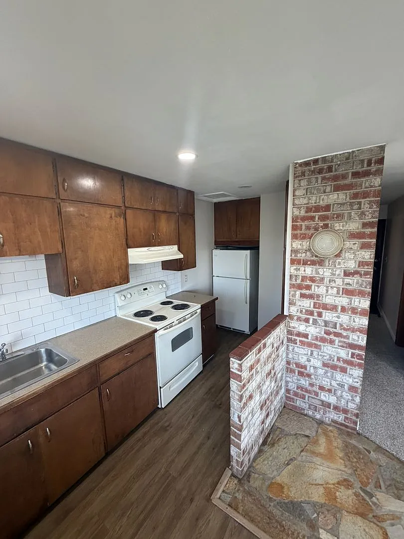 852 Nickerson — Photo 2