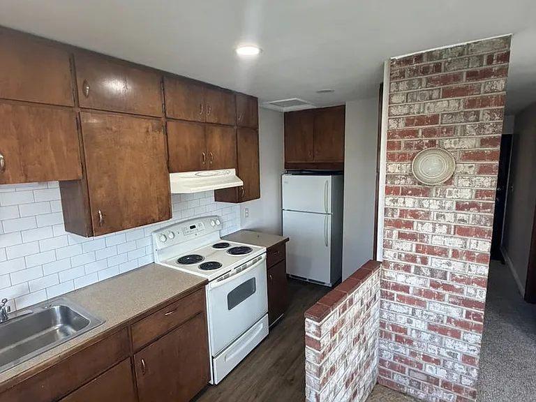 852 Nickerson — Photo 2